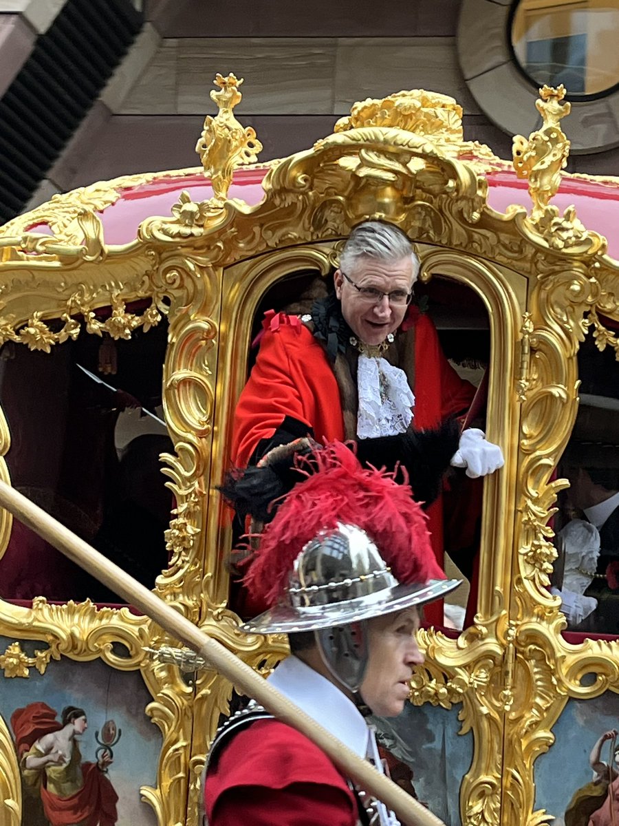 BirnieLinzi's tweet photo. A few pics from my annual participation in #LordMayorsShow. Footsore and weary having walked almost nine miles, but feel like a minor celebrity. Corporal Cruachan IV the #ShetlandPony was a real scene-stealer. #Pikemen and #musketeers provide bodyguard to Lord Mayor. https://t.co/oEcybskqgt