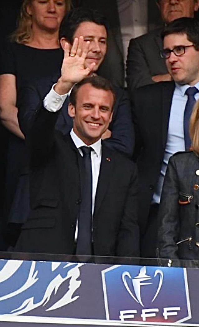 ChalomLellouche's tweet photo. Monsieur le Président @EmmanuelMacron,

Et si vous annonciez votre présence au Stade de France pour le match France-Israël de jeudi soir ?

En ces temps où, dans la tribune d'un stade à Paris, une bâche glorifiant la terreur est déployée,
En ces temps où, à la sortie d'un autre stade, on traque, on chasse, on « casse du juif » dans les rues d'une autre capitale européenne,
En ces temps où la synagogue n'en finit pas de brûler et où nous regardons ailleurs…

Ne s'agit-il pas d'un geste aussi urgent qu'impérieux ? Un geste tant attendu !

Mais peut-être qu’un visiteur du soir saura encore vous en dissuader… comme ce 12 novembre 2023, lors de la marche contre l’antisémitisme.