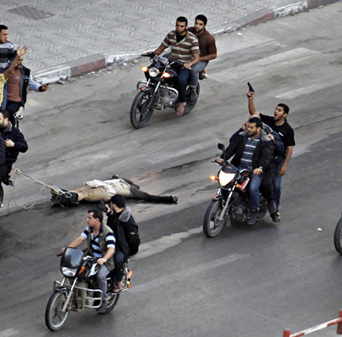 Naar de maatstaven die thans in Amsterdam gelden, heten dit "jongens op scooters". Komt het u bekend voor? #AmsterdamPogrom