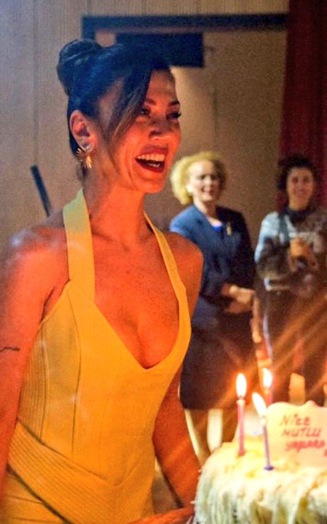 Yılların güzelliğine güzellik kattığı kadın 🌞.
43 yaşımda şöyle seksi görünme duası 🤤🙏