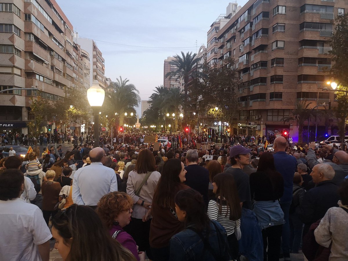 AnyEstelles's tweet image. Tenia raó Estellés: "hi haurà un dia que no podrem més i llavors ho podrem tot". És avui. I és la gent. I són els pobles.