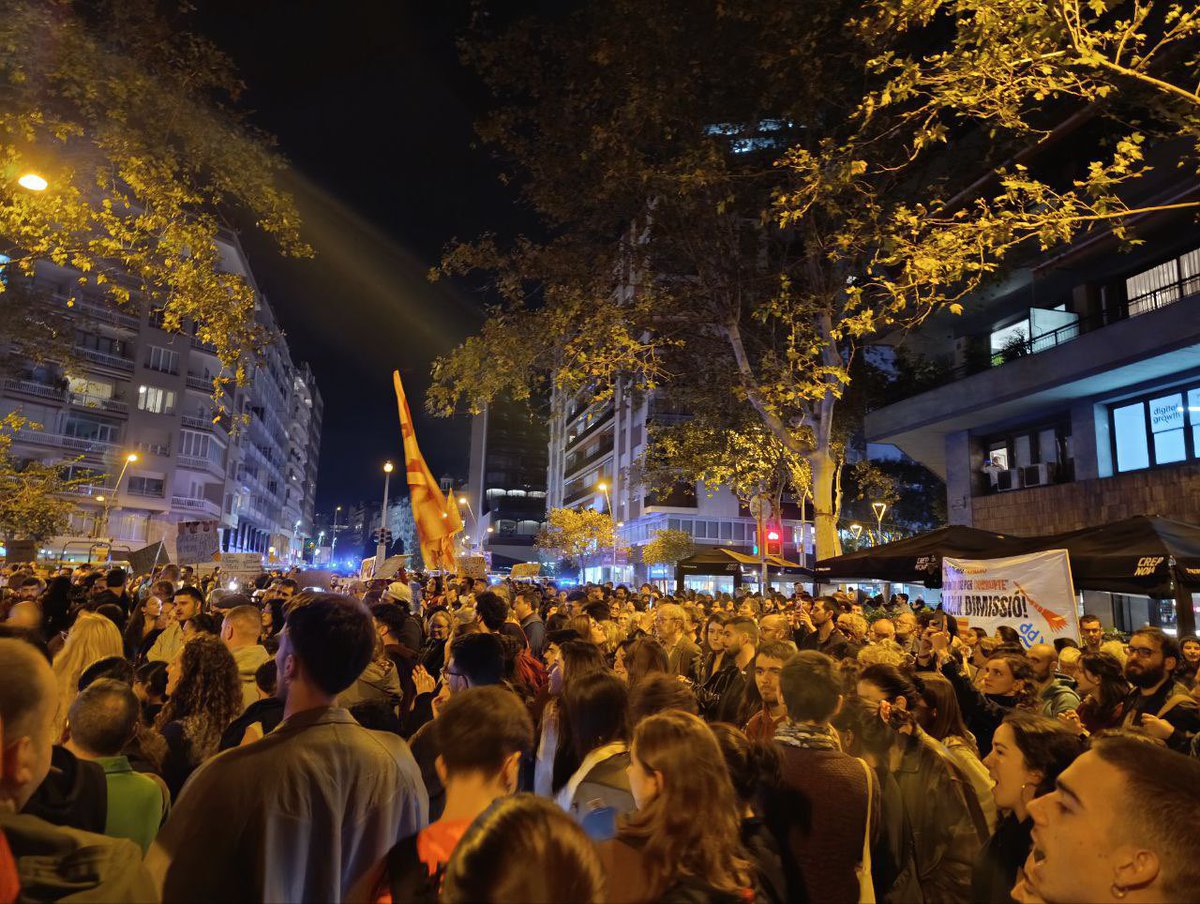 AnyEstelles's tweet image. Tenia raó Estellés: "hi haurà un dia que no podrem més i llavors ho podrem tot". És avui. I és la gent. I són els pobles.
