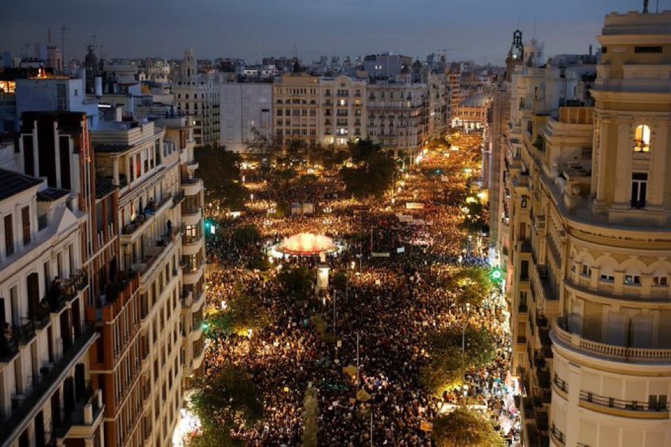 AnyEstelles's tweet image. Tenia raó Estellés: "hi haurà un dia que no podrem més i llavors ho podrem tot". És avui. I és la gent. I són els pobles.