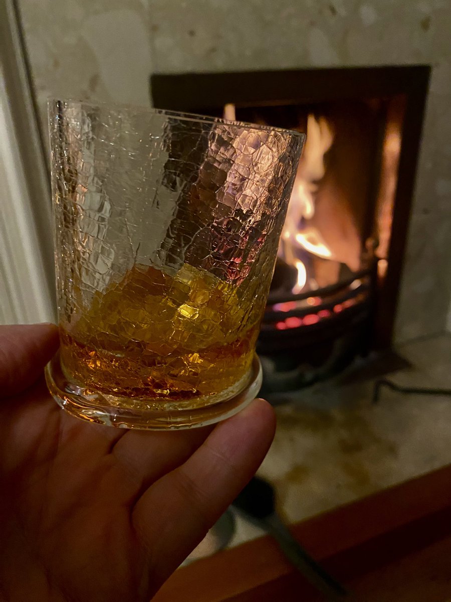 Saturday evening #TumblerClub in front of a cosy fire.
Slàinte! 🥃