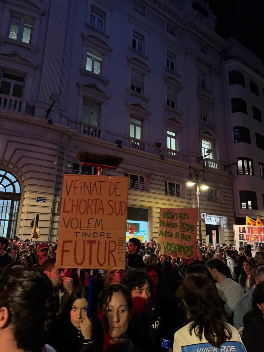 Roberto Buitrago (@buitragu) on Twitter photo <a href="/carlos_mazon_/">Carlos Mazón</a> la teua "gestió" davant la #DANA ha deixat clar que #València es mereix molt més. Carrers inundats, famílies sense ajuda i vides que es podrien haver salvat.
Ara, la ciutadania suma forces per a exigir la teua dimissió.
#MazonDimissio <a href="/carlos_mazon_/">Carlos Mazón</a> la teua "gestió" davant la #DANA ha deixat clar que #València es mereix molt més. Carrers inundats, famílies sense ajuda i vides que es podrien haver salvat.
Ara, la ciutadania suma forces per a exigir la teua dimissió.
#MazonDimissio