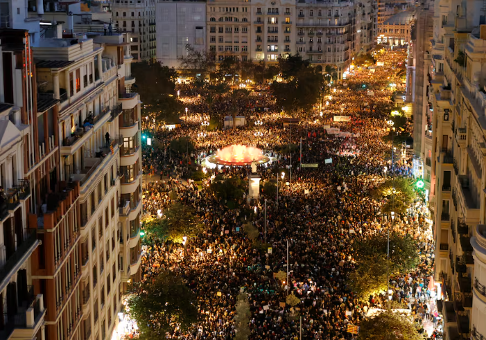 otromundoesposi's tweet photo. Valencia indignada

La próxima manifestación —que la habrá— será todavía más multitudinaria... con las gentes de los pueblos afectados #DanaValencia

#MazonDimisión 
#MazonDimissió 

📸 Albert García y Samuel Sánchez https://t.co/MsbbEVycf7