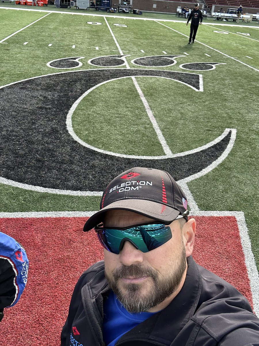 Samuel__Deeds's tweet image. Today’s view was much better than yesterday’s.  Not sure if I should have stayed home and rested today but I do love the atmosphere at Nippert Stadium.  Mother Nature wins another one.  #TeamFastrax #AmericasSkydivingTeam #GoBearcats #UCBearcatsFootball #NippertStadium
