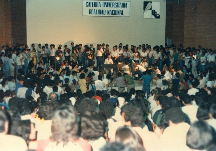 "En 1985, Ellacuría fundó en la UCA la Cátedra de Realidad Nacional. La Cátedra se convirtió en un foro abierto, donde se discutieron los problemas nacionales y regionales. En el espacio se dieron cita políticos, sindicalistas, dirigentes populares y eclesiásticos".
Fte.: UCA