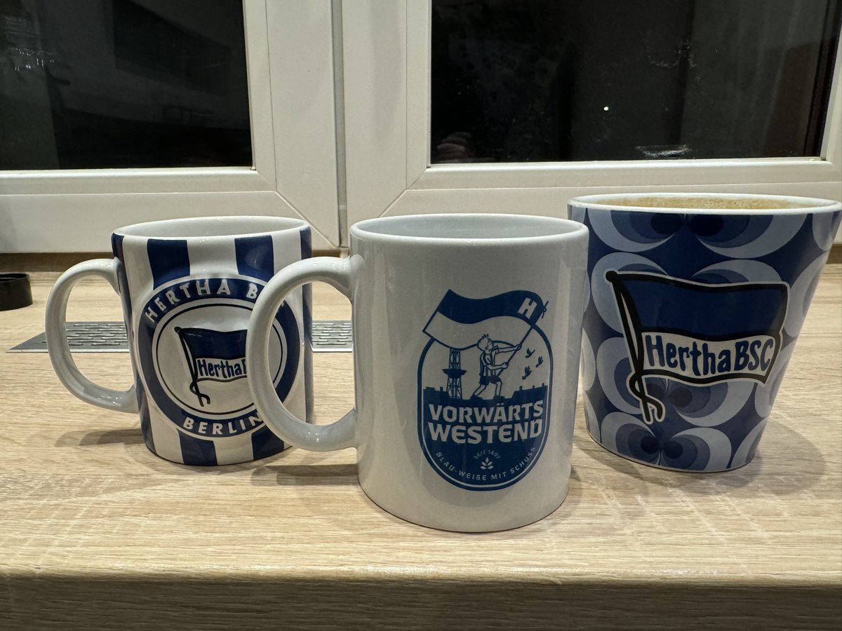 Ein herzliches Dankeschön an <a href="/V_WESTEND/">Vorwärts Westend!</a> , deine Tasse ist jetzt in bester Gesellschaft 💙🤍 auch wenn gerade irgendwie alles blöd zu sein scheint, es kommen auch wieder bessere Zeiten 💪 #HaHoHe #HerthaBSC #VorwärtsWestend #BerlinerSorgenkind