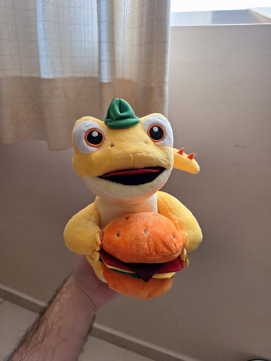 GEsuciato's tweet photo. abasteci tanto o carro que ganhei uma pelúcia foda dum lagarto com um hamburgão, grande dia 👍 https://t.co/cbBazo6tQA