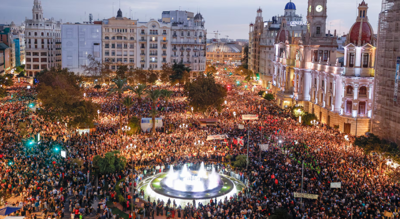 otromundoesposi's tweet photo. Valencia indignada

La próxima manifestación —que la habrá— será todavía más multitudinaria... con las gentes de los pueblos afectados #DanaValencia

#MazonDimisión 
#MazonDimissió 

📸 Albert García y Samuel Sánchez https://t.co/MsbbEVycf7