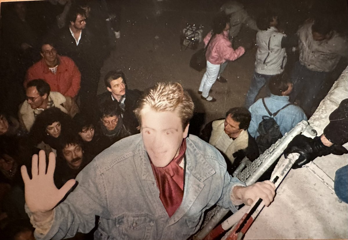 BrandnerSt's tweet image. #Mauerfall, #Freiheit🗣️, #Einheit🫂, #Schabowski (gg. 19 Uhr, auch deshalb bin ich etwas später) - 
der 9. November 1989 - 
#Brandnerunterwegs (auch damals schon, Bilder sind allerdings von ca. 20.11. oder Silvester)...