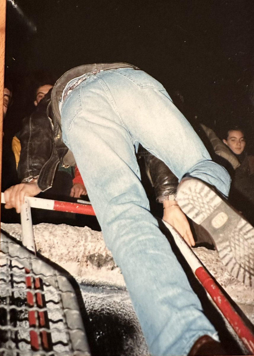 BrandnerSt's tweet image. #Mauerfall, #Freiheit🗣️, #Einheit🫂, #Schabowski (gg. 19 Uhr, auch deshalb bin ich etwas später) - 
der 9. November 1989 - 
#Brandnerunterwegs (auch damals schon, Bilder sind allerdings von ca. 20.11. oder Silvester)...