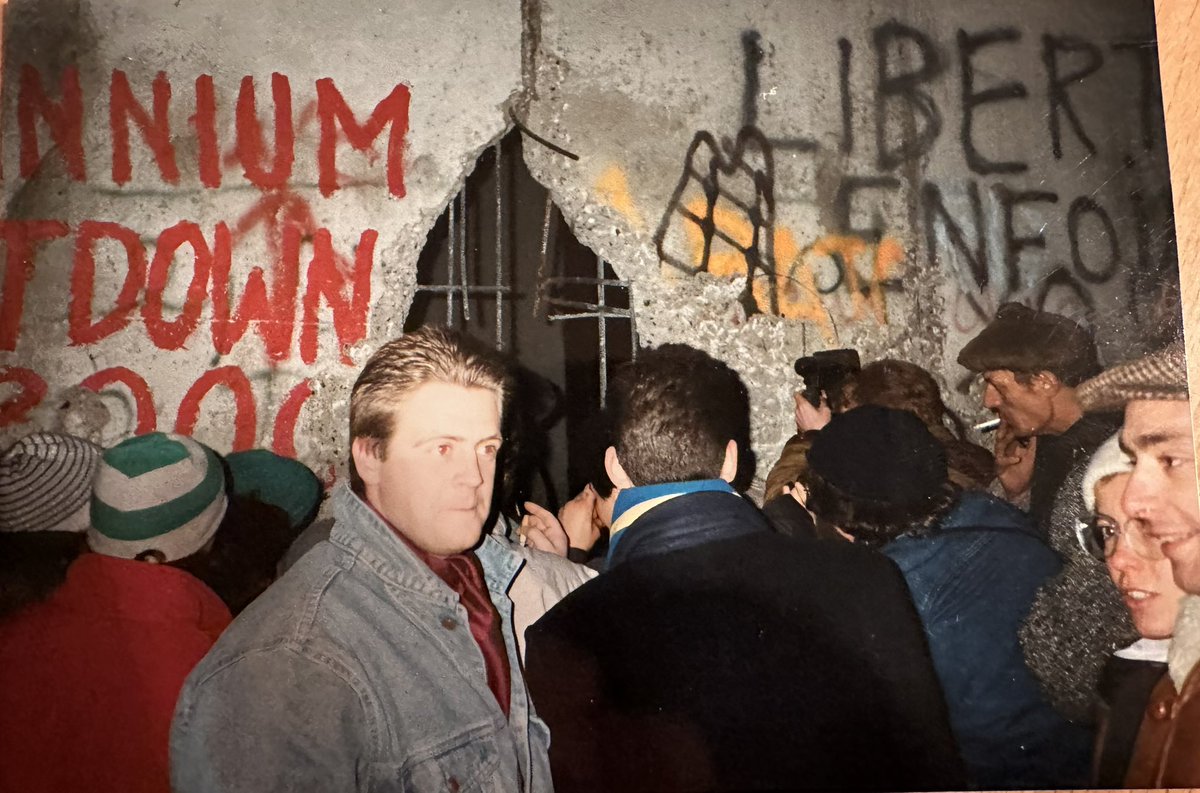 BrandnerSt's tweet image. #Mauerfall, #Freiheit🗣️, #Einheit🫂, #Schabowski (gg. 19 Uhr, auch deshalb bin ich etwas später) - 
der 9. November 1989 - 
#Brandnerunterwegs (auch damals schon, Bilder sind allerdings von ca. 20.11. oder Silvester)...