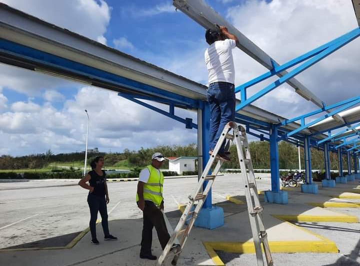 Continúan labores de recuperación tras el paso del huracán "Rafael" por el occidente del país. Los trabajadores de #TransporteCuba apoyando las labores de higienización y reparación de áreas dañadas en las provincias afectadas.
#UnidosXCuba