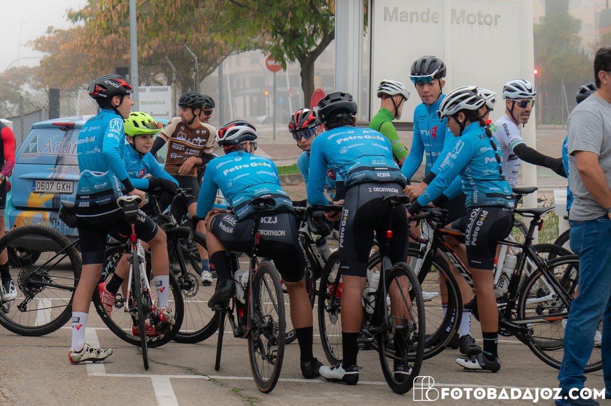 kazajoz's tweet image. Hoy tocaba Social Ride KZJ para cerrar y celebrar una temporada de ensueño 🤩🇰🇿📈

Orgullosos de compartir kms con ciclistas venidos de toda Extremadura 🩵🩵