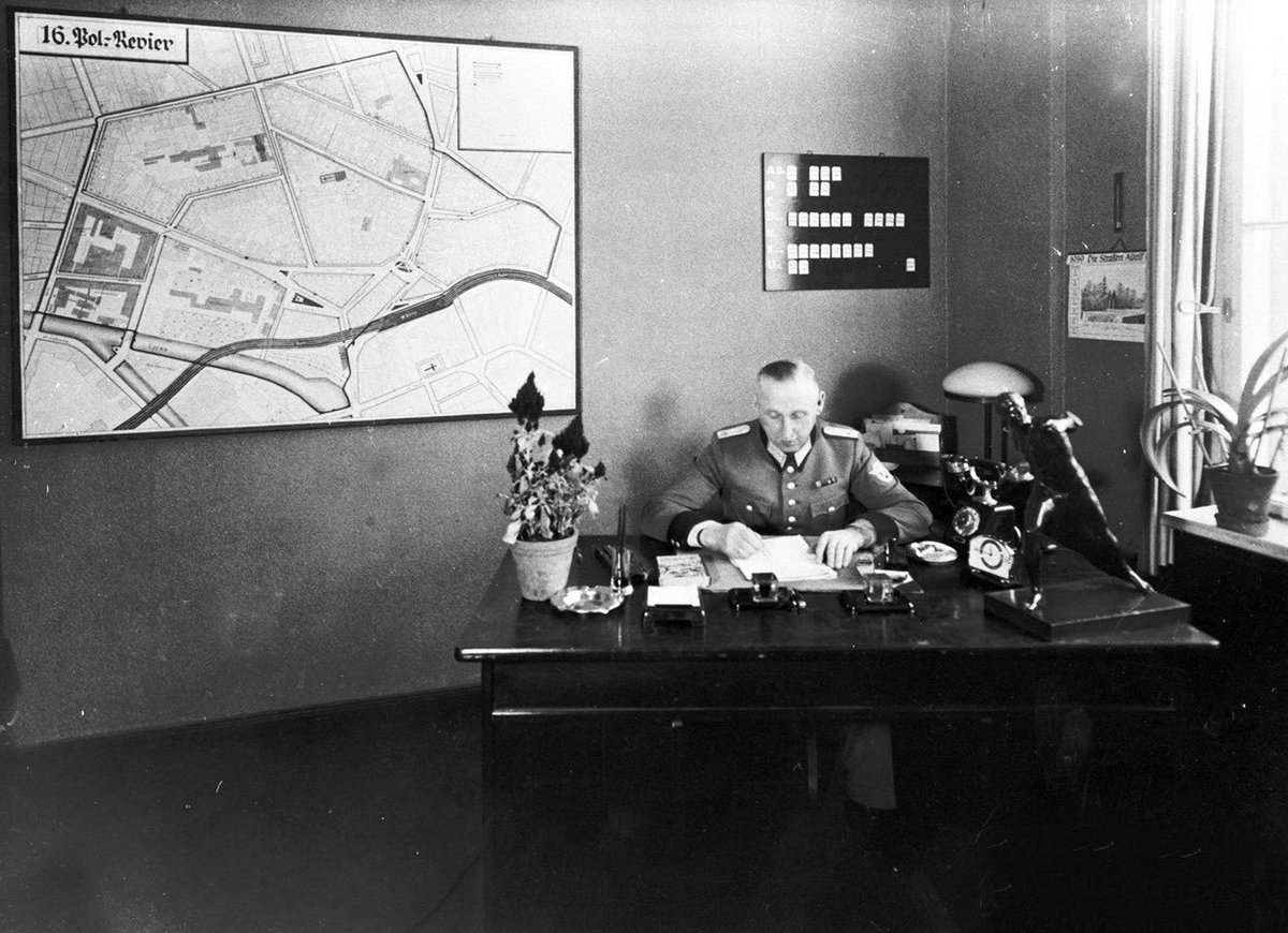 Der preußische Polizeibeamte Wilhelm Krützfeld ist 1938 Revierleiter in Berlin-Mitte. In der Nacht zum 10.11.1938 stellt er sich mit seiner Pistole den brandschatzenden SA-Männern entgegen – und bewahrt so die Neue Synagoge in der Oranienburger Straße vor der Zerstörung. 1/2