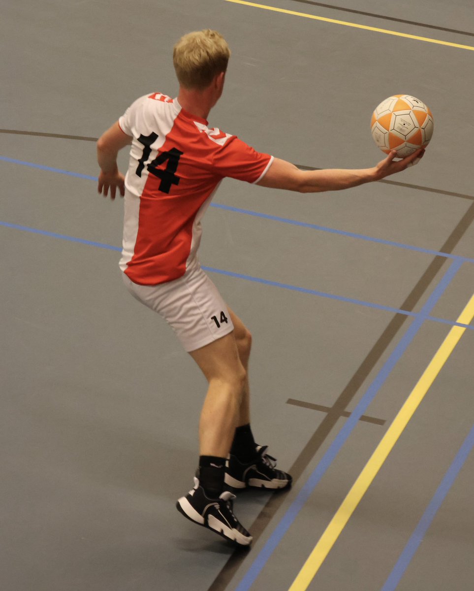 <a href="/ckvODIK/">ckv ODIK, Barneveld</a> halverwege op 12-6 voorsprong tegen een matig <a href="/OranjeZwart/">Oranje Zwart Zwolle</a>  Foto : scheidsrechter goed gezien hier de voet op de lijn!
