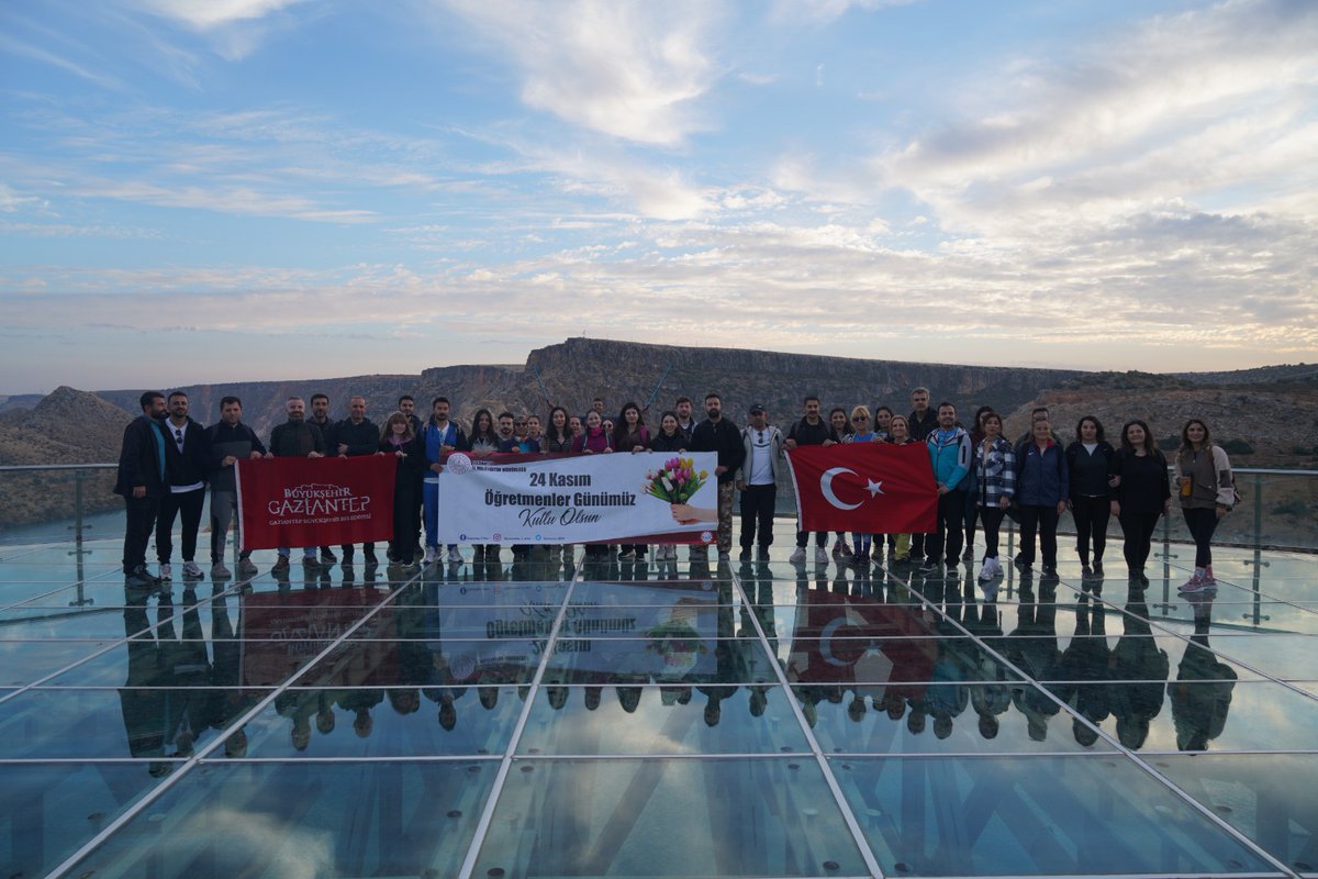 GbbGenclikSpor's tweet photo. 24 Kasım Öğretmenler Günü anısına Öğretmenler gezimiz  devam etmektedir.🤍

Sevgili öğretmenlerimizle muhteşem bir doğa yürüyüşü gerçekleştirdik🌳⛰️🍁
Doğa yürüyüşünden sonra tekne turu ve akabinde Rumkale Cam Terasa gittik.⛴️

Öğretmenlerimizin ayaklarına sağlık 🌼
@FatmaSahin https://t.co/teWCa5R8n6