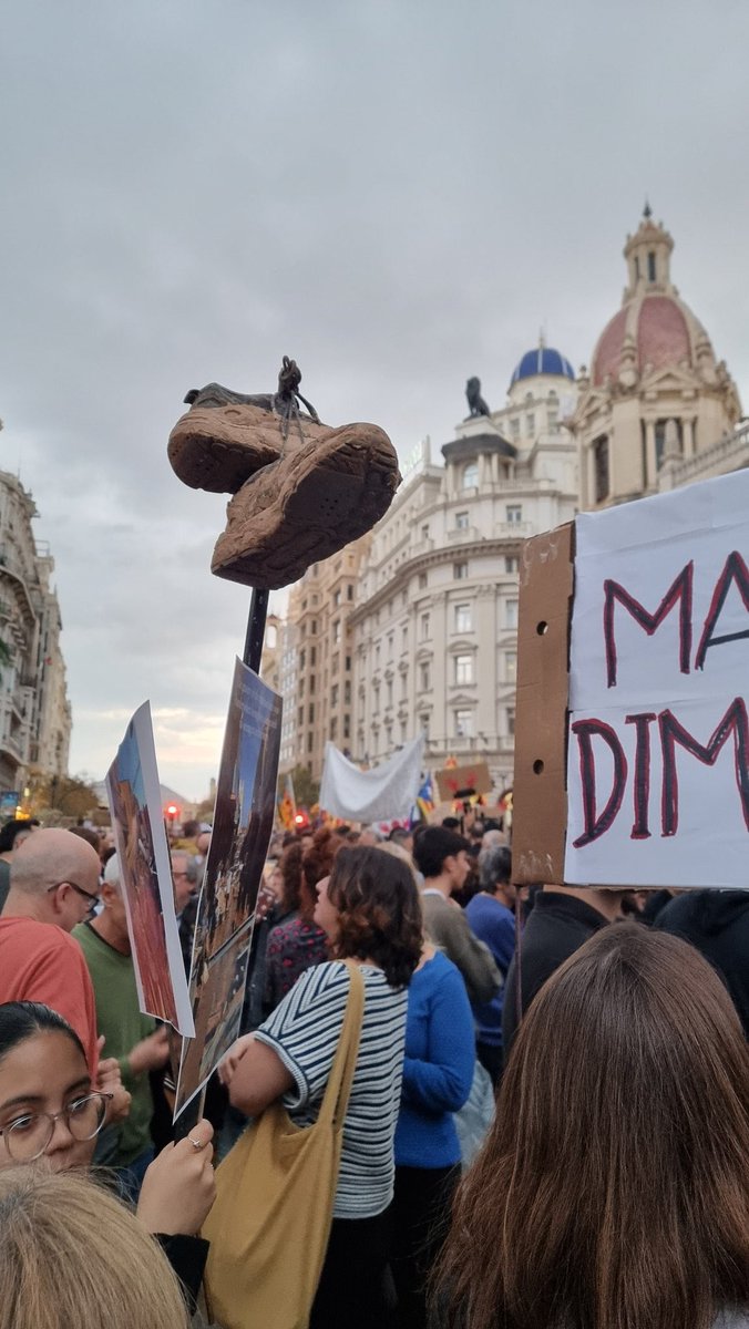 MireiaMolla's tweet photo. En València s’escolta:

Ya estamos aquí, SOMOS LOS DEL BARRO!

A tots ❤️❤️❤️❤️sempre! https://t.co/1E3GsIlOXK