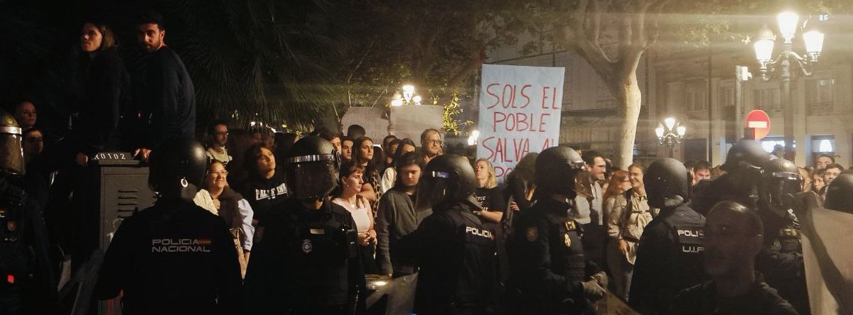 Som milers als carrers exigint #MazonDimisión, assenyalant la responsabilitat dels empresaris que van dur moltes treballadores a la seva mort.

Després del seu desastre, és a les nostres mans construir un món on les nostres vides valguin més que els seus beneficis.