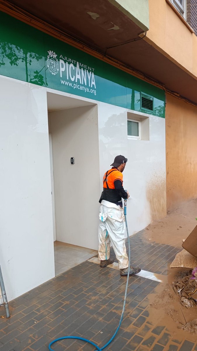 Trabajadores municipales de #Getafe continúan dando todo lo que tienen para ayudar a las familias valencianas afectadas por la DANA 
¡Muchas gracias por vuestra esfuerzo y compromiso!