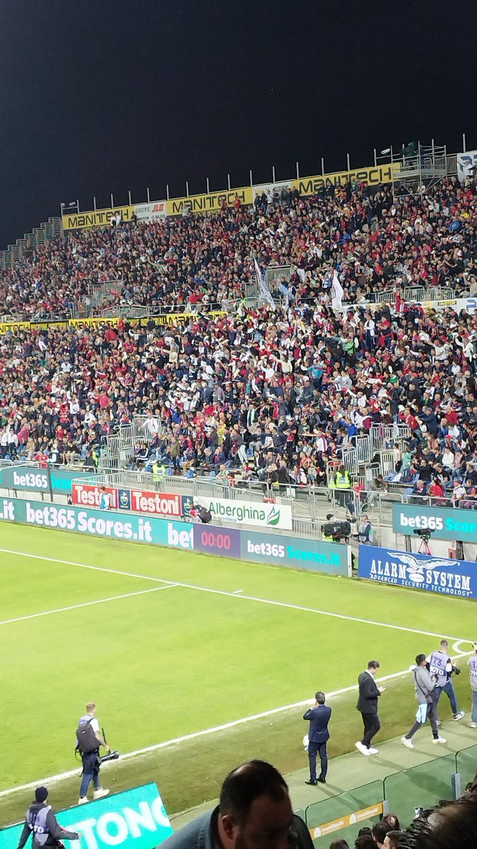Se credete in qualcosa di più grande:

Un fulmine sulla Unipol Domus in lontananza, poi la rete del 3-3 di Zappa.

Qualcuno stava pensando alla sua gente.

#Cagliari #CagliariMilan #GigiRiva