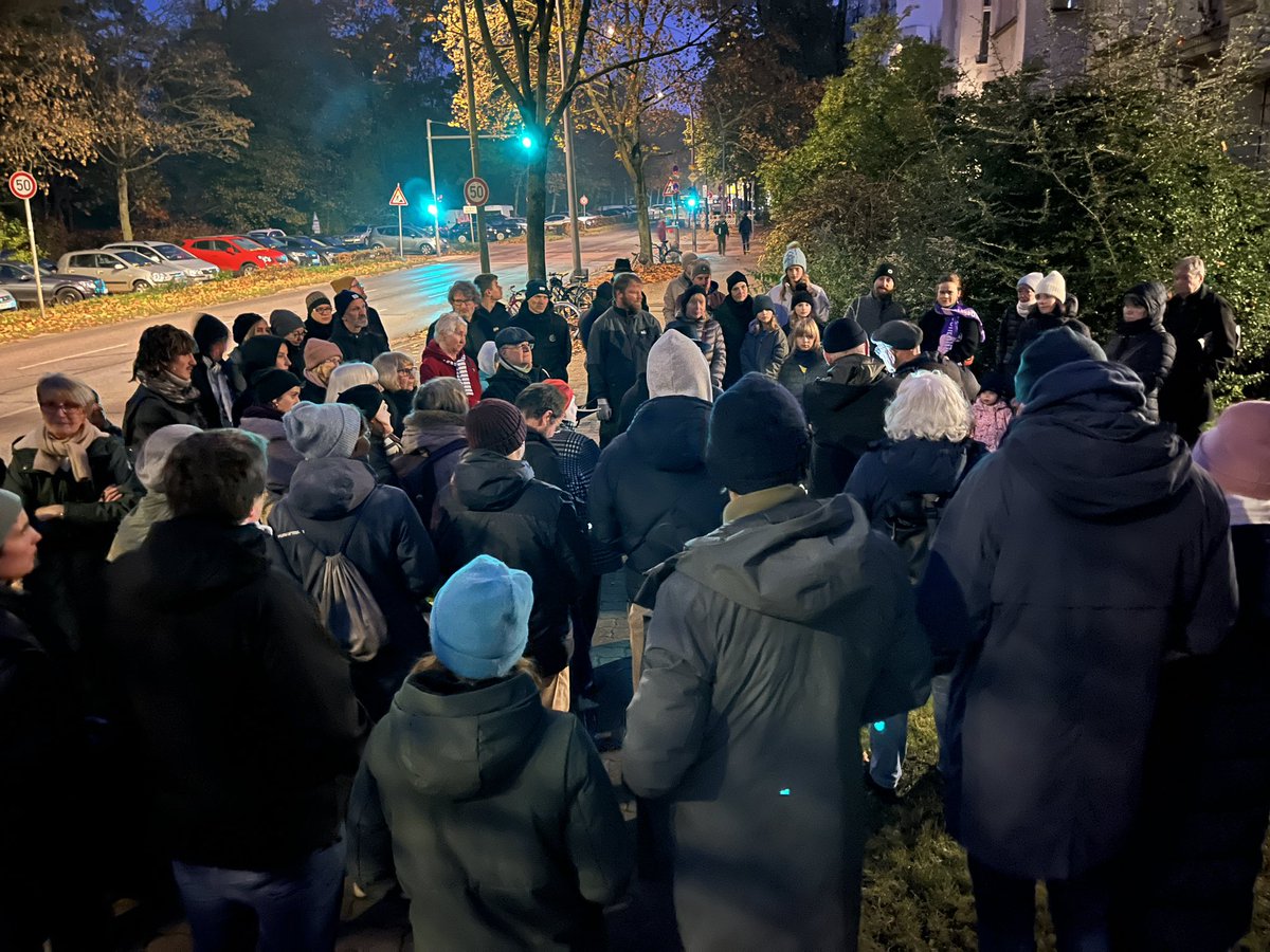 Heute wurde in Treptow ein Stolperstein für Henriette Jacobson verlegt.
Danke an alle die heute dabei waren, auch bei dem vorherigen Spaziergang zum Putzen von Stolpersteinen im Kiez, u.a. mit
unserem Bezirksvorsitzenden <a href="/MoritzWarnke/">Moritz Warnke</a>.

#NiewiederistJetzt