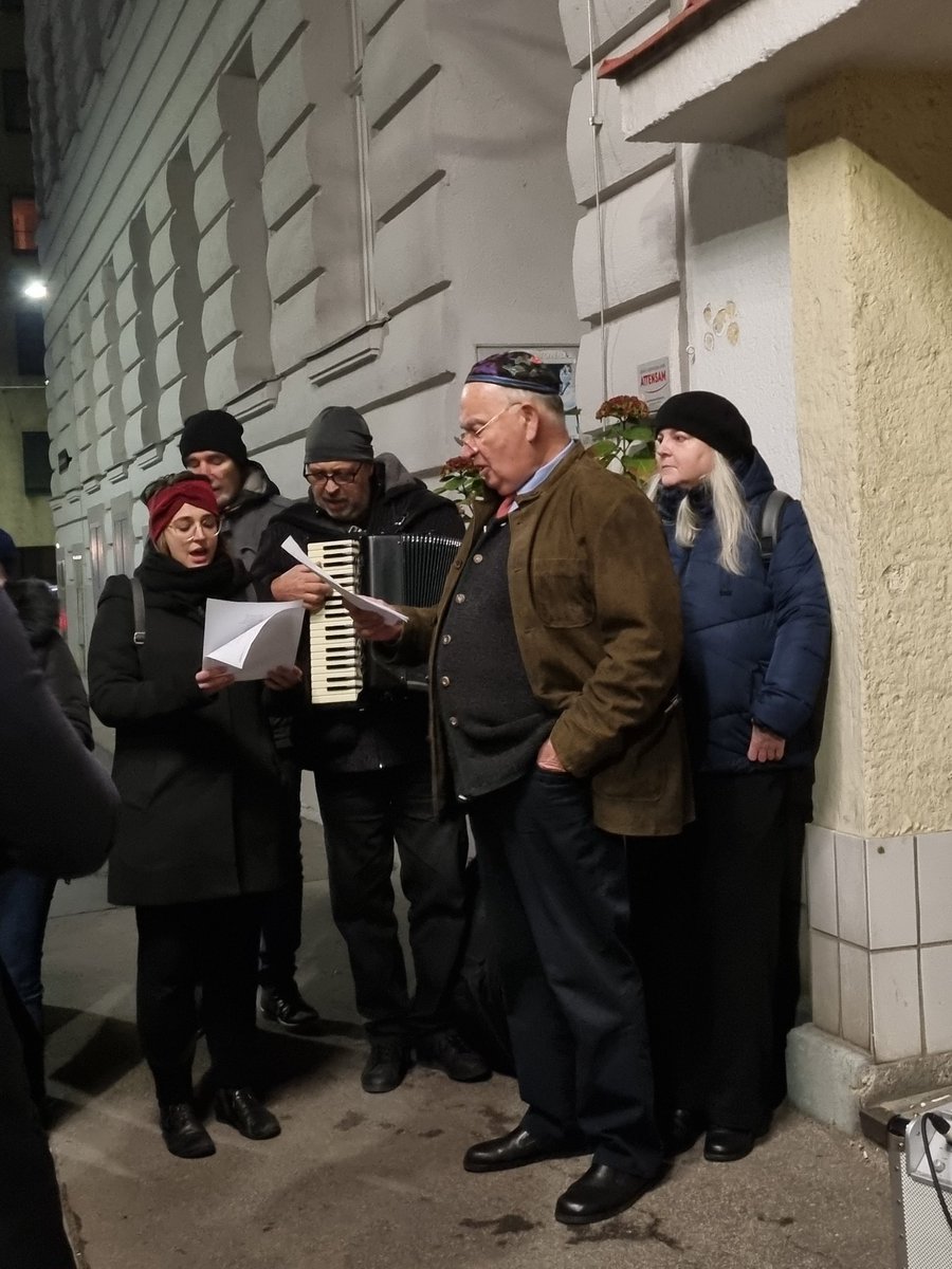 Berivan_Aslan_'s tweet photo. Eine weitere Gedenkveranstaltung bei der ehemaligen Synagoge Kaschlgasse.
Tausende jüd.Wohnungen u Geschäfte wurden geplündert u enteignet. In Wien wurden 6547 Jüdinnen u Juden verhaftet, etwa 4000 von ihnen in das Konzentrationslager Dachau deportiert.
#Wien #Novemberprogrom https://t.co/gpUUSOeRpx