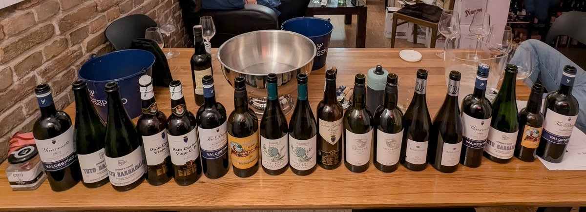 Dziękujemy za tłumne Otwarte Butelki:  Sherry. Frekwencja nas zaskoczyła: mówi się, że sherry jest niemodne. Waszymi faworytami były energiczna Salicornia <a href="/barbadillo/">Bodegas Barbadillo</a> i Palo Cortado Viejo <a href="/valdespinojerez/">valdespinosherry</a>, ale chwaliliście też bąble Toto, Levante i  palomino Univers.
#sherryweek