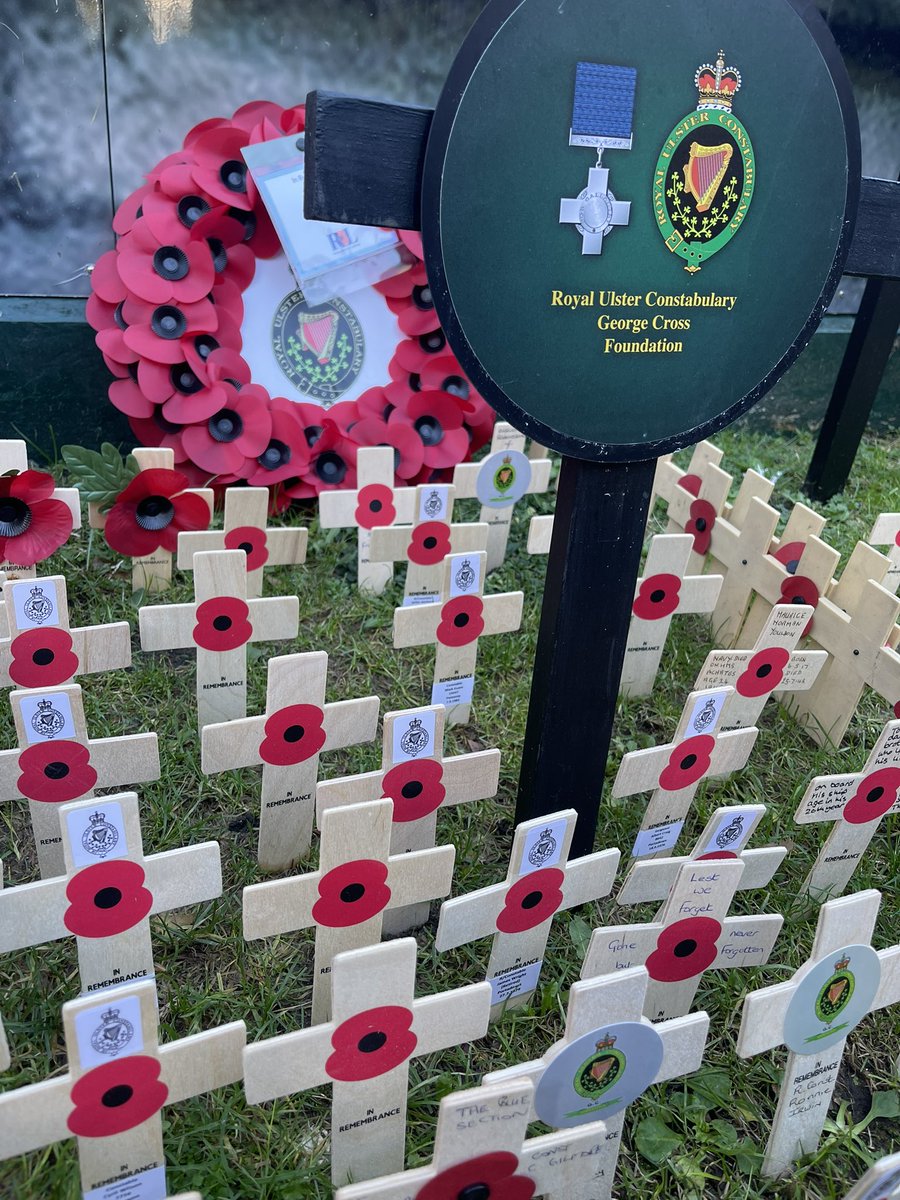 In Remembrance of our Royal Ulster Constabulary GC &amp; Police Service of Northern Ireland colleagues and friends.  #RemembranceDay 🌺#holdingtheline
#harpandcrown
#withoutfearorfavour