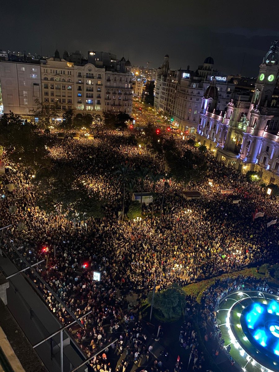 Un clam: Mazón dimissió. 

Orgullosa del meu poble. El País Valencià en peu, ho té clar: la casa, el curro, la família, el veïnat, són coses que no es toquen.