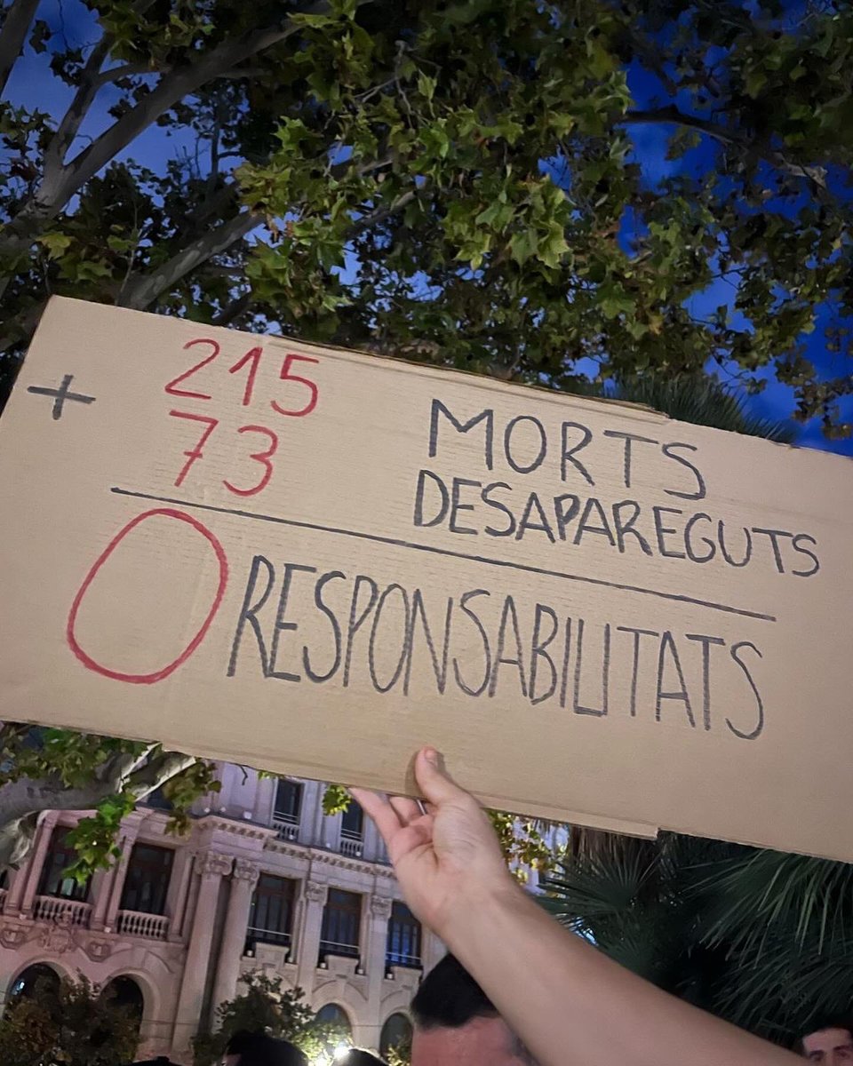 No podran tapar la dignitat del poble valencià que diu alt i clar que no es mereix un govern que menteix i abandona a les comarques afectades. 
Per cada persona afectada, per cada victima, ni pararem, ni callarem.
