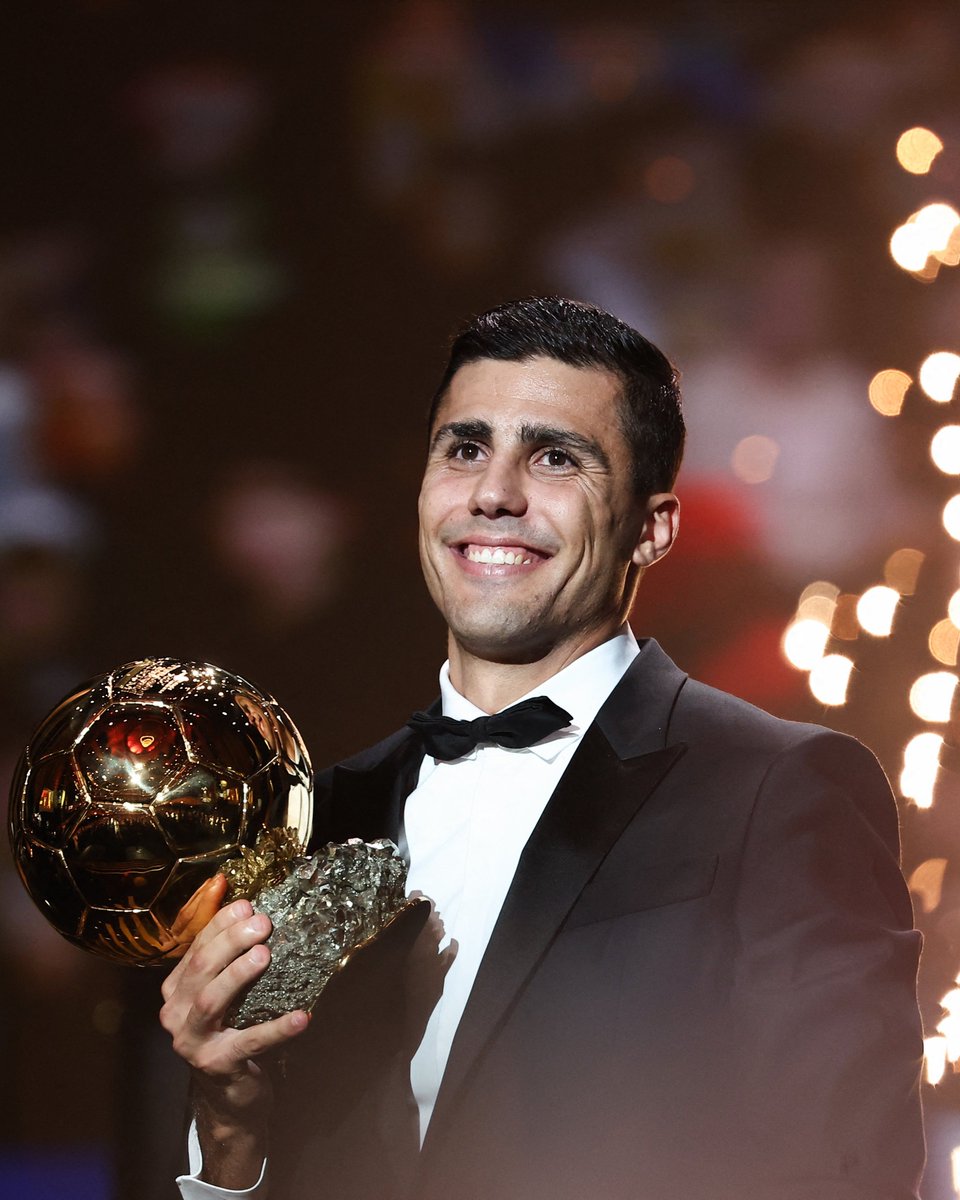 Rodri Hernández guanya la Pilota d'Or!

El jugador de la <a href="/CanteraGrogueta/">Cantera Grogueta</a> alça el guardó al millor futbolista del planeta en 2024

#BallonDor 

ℹ️ villarrealcf.es/val/rodrigo-he…