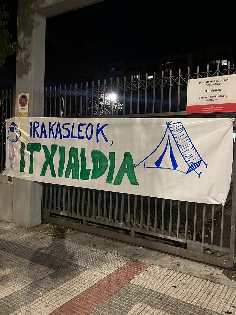 itsaslapurra's tweet photo. #Nafarroa|ko #HezkuntzaGrebara 
La educación pública de Nafarroa en huelga. 

🪧 Ratioak jaistea eta gainkarga arintzeko neurriak behar ditugu.

➡️ #Iturrama institutuko irakasleon itxialdia martxan! 

#U29Grebara #29OHuelga #Hezkuntza #Educacion https://t.co/7xEJ7oFlSq
