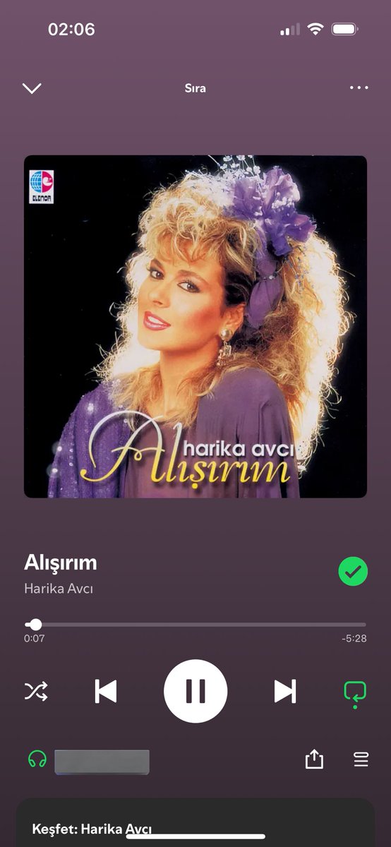 Bu şarkıya karşı zaafım var ya :/ 

sen nasıl bir şeysin arkadaş, yıllardır dinliyorum.