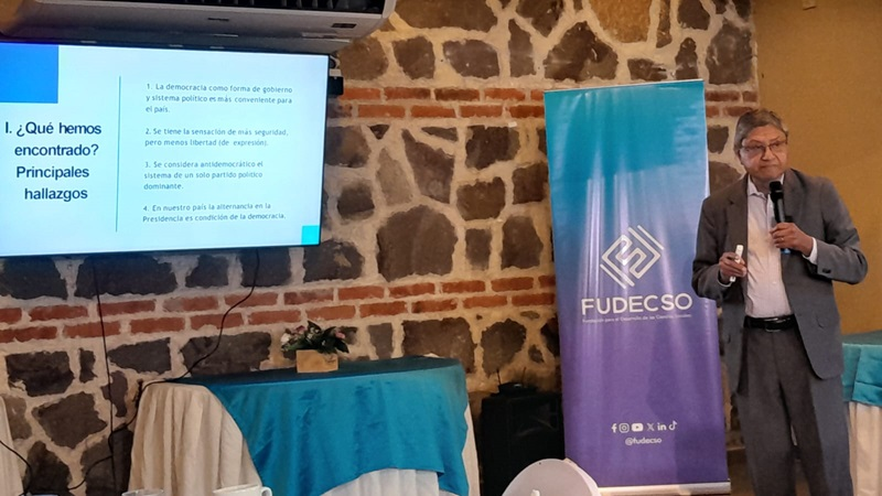 elsalvadorcom's tweet photo. #ElSalvador | Investigadores de #FUDECSO presentaron las principales conclusiones de estudios de la percepción sobre "Democracia y participación ciudadana en el ámbito local" y "Democracia y gobernabilidad a nivel nacional". 📸: EDH/S. Peñate. https://t.co/t7bVWmJjfn