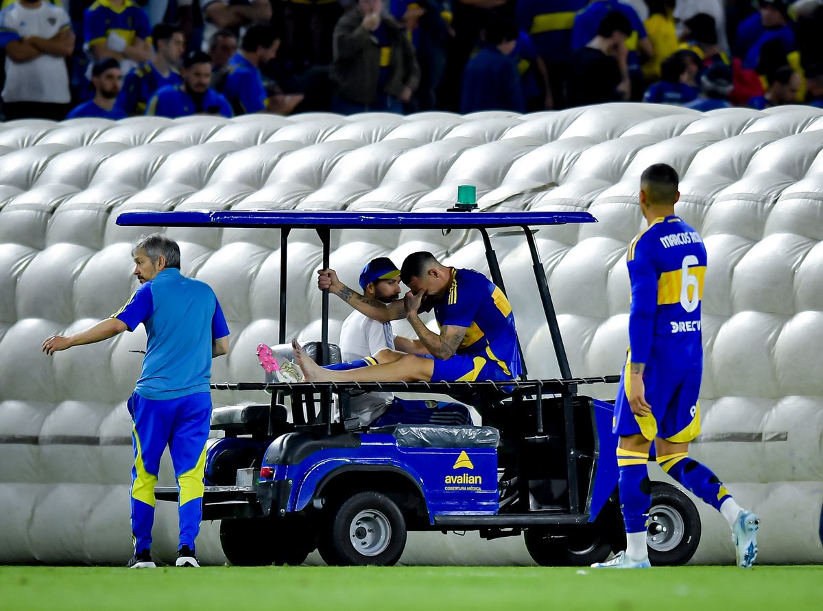 Lema se fue de la cancha en carrito porque no podía pisar.