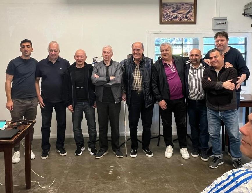 MuseoQuilmes's tweet photo. El sábado vivimos una emotiva jornada junto a los campeones del 75 en nuestro museo y exhibimos una nueva joya: la réplica de la Copa Campeonato (gracias al socio Cristian Echave) https://t.co/AS3tB0yPCN
