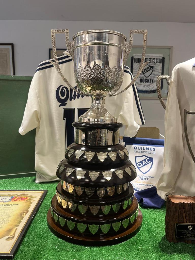 El sábado vivimos una emotiva jornada junto a los campeones del 75 en nuestro museo y exhibimos una nueva joya: la réplica de la Copa Campeonato (gracias al socio Cristian Echave)