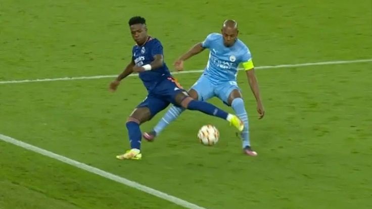 GuiOlizz's tweet photo. @fernandinho Vale lembrar o dia em que você foi aposentado, fora que mamou pro Flamengo em 2022, é fácil entender sua birra.

2014 e 2018 te xingaram pouco, um dos maiores chama fracasso do futebol https://t.co/5lFNZEgY5I