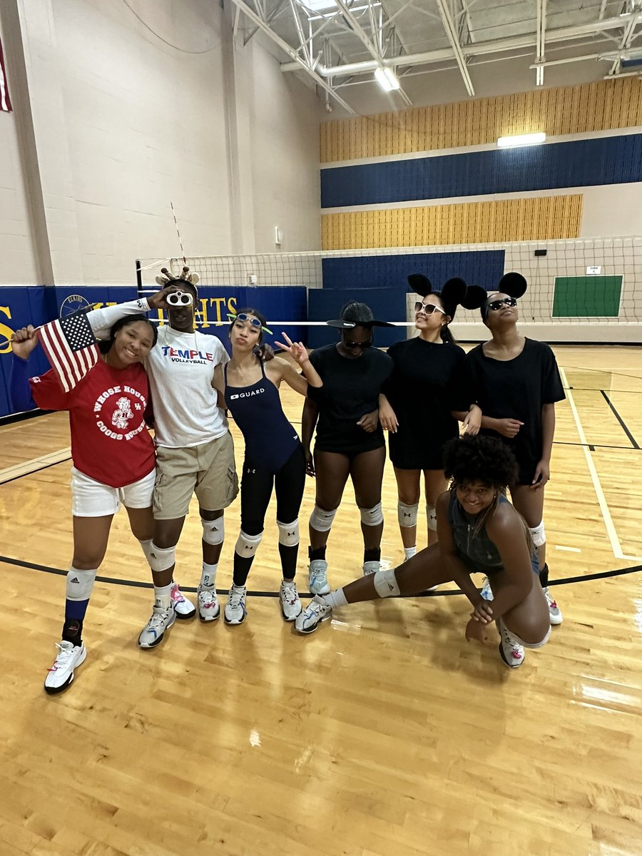 ElkinsVb's tweet photo. Today was the last practice for this crew, we made a few more memories and started a few more traditions!! 💛💙@djackson11SU @CourtneyMuceus @FBISDAthletics @EHS_Knightswire https://t.co/DY5u8RAG1W