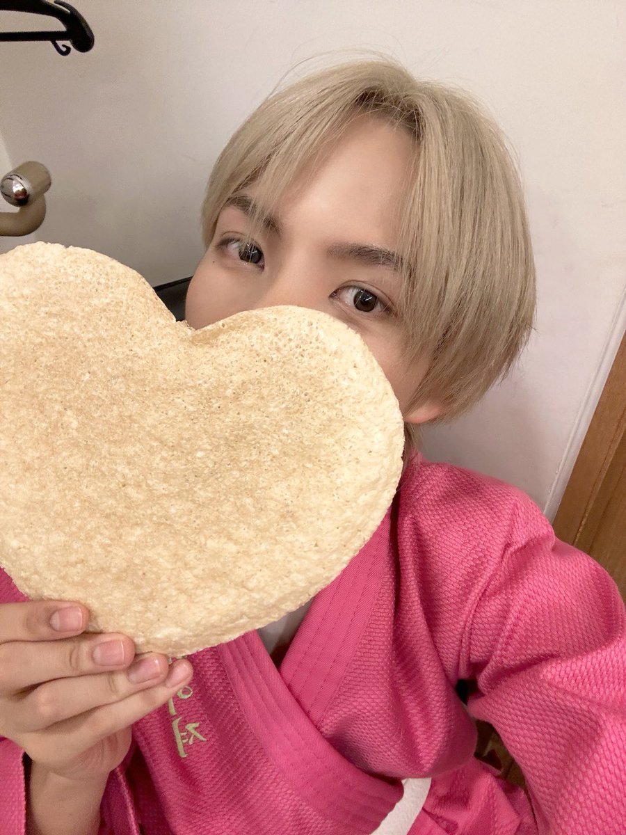 82Message's tweet photo. [#동네친구_성일]
에티들을 위한 사랑 배달이요~❤

#82MAJOR #82메이저 #에이티투메이저
#조성일 #CHOSEONGIL https://t.co/wNZqfal8D0