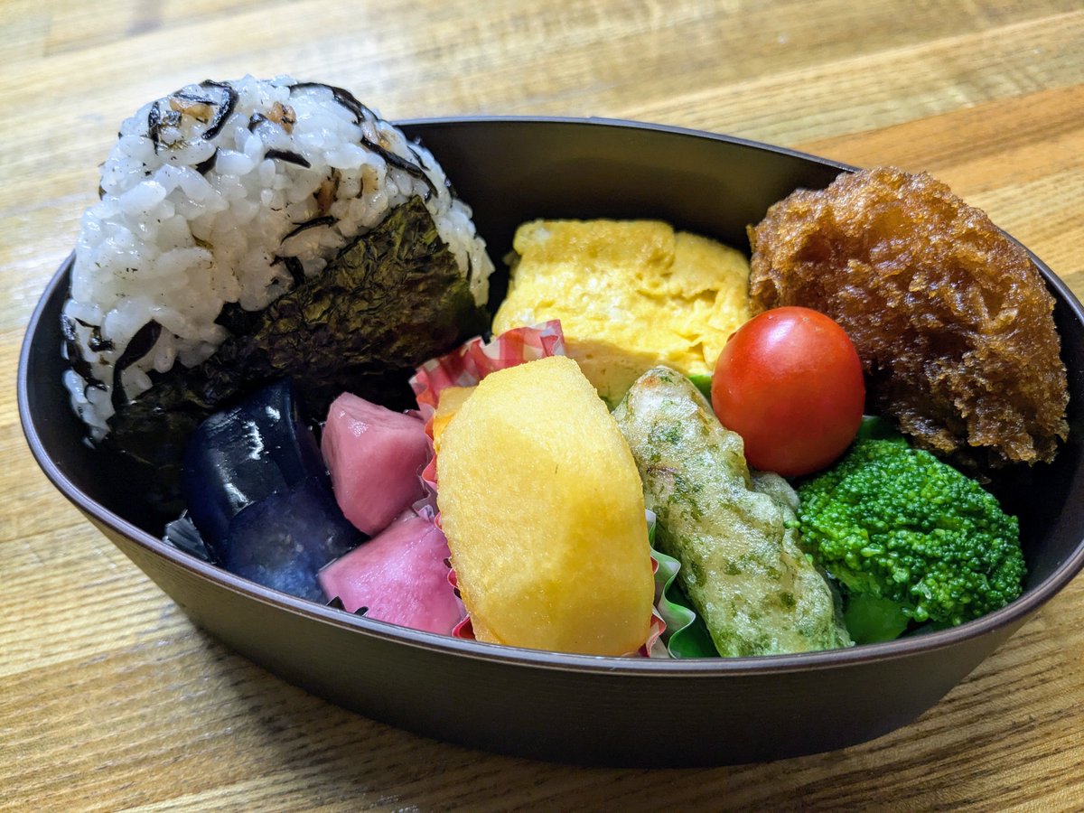 uniikashako's tweet image. 今日のお弁当🍱
🔶だし巻きたまご🥚🍅🥦チキン
🔶磯辺揚げ
🔶赤かぶ漬け、茄子漬け🍆
🔶柿
🔶おにぎり🍙

いってらっしゃい👋
#お弁当
#onig