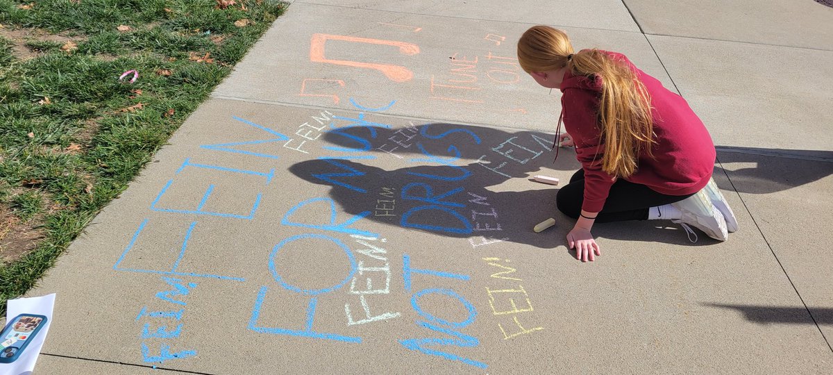 MrsFrygier's tweet photo. SoS kids @FPSchools  enjoying the sunshine promoting staying drug free for Red Ribbon Week! https://t.co/TM5f5EbapG