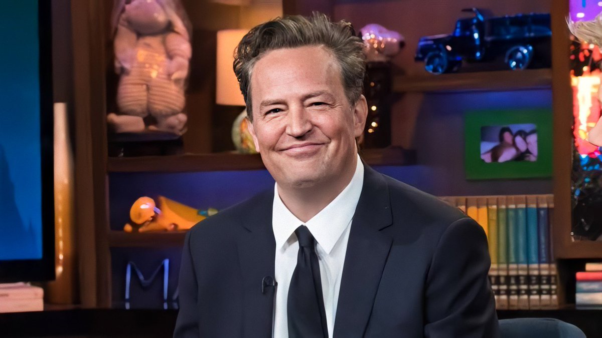 ImagenRetro's tweet photo. Hoy se cumple un año de la muerte del gran Matthew Perry. Te extrañamos.😔💔 https://t.co/cqk5Cz4pMi