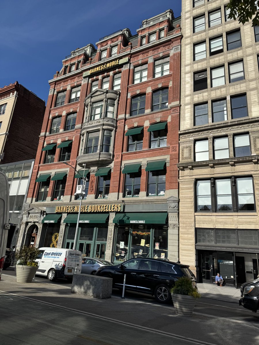 ChiZuKage's tweet photo. Ahhhhh my favorite building to visit in the city 🥰

@wnntrbrr i controlled well! Tatlo lang yung books na nabili ko ✌🏼 https://t.co/4cksmWQw4w