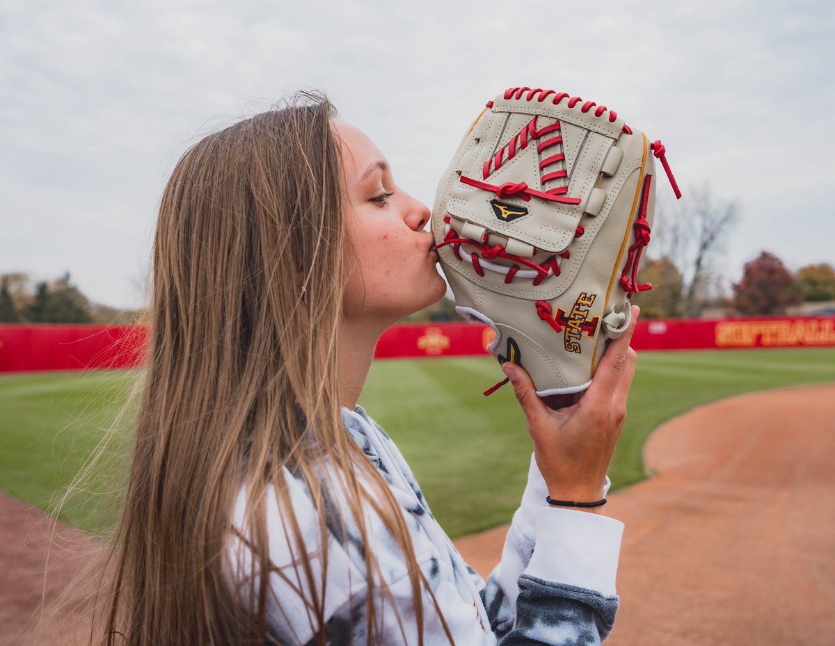 we LOVE glove day ❤️💛

🌪️🥎🌪️ | <a href="/MizunoSportsUSA/">Mizuno Team Sports USA</a>