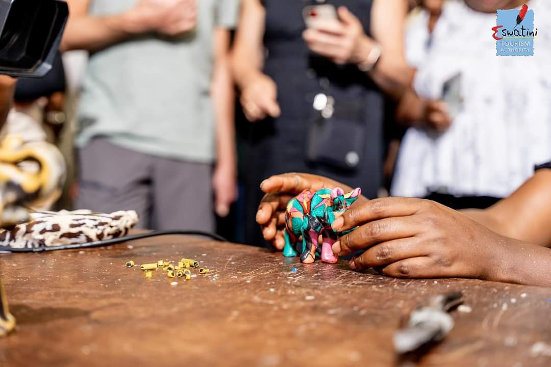eswatinitourism's tweet photo. The Triland Delegation visits Eswatini Candles Centre
The Triland Delegation watched the artisans at work, explored the variety of shops, purchased colourful candles, baskets, pottery & other souvenirs.
@Mtpatourism
@seemozambique
@SwaziCandles
#Eswatini 🇸🇿 #Triland 🇸🇿🇲🇿🇿🇦 https://t.co/9qv9wm6SoA