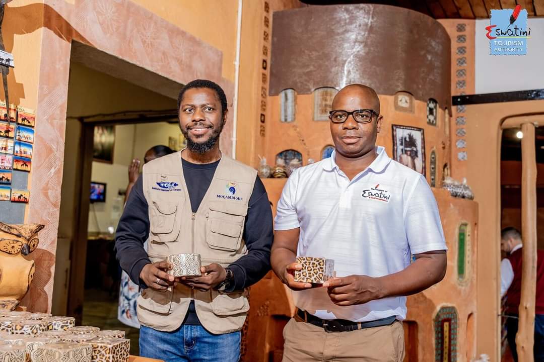 eswatinitourism's tweet photo. The Triland Delegation visits Eswatini Candles Centre
The Triland Delegation watched the artisans at work, explored the variety of shops, purchased colourful candles, baskets, pottery & other souvenirs.
@Mtpatourism
@seemozambique
@SwaziCandles
#Eswatini 🇸🇿 #Triland 🇸🇿🇲🇿🇿🇦 https://t.co/9qv9wm6SoA